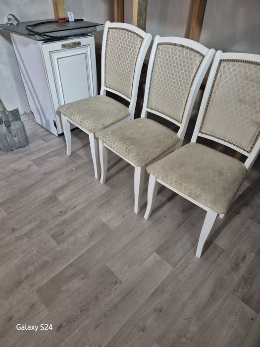 Деревянные стулья.