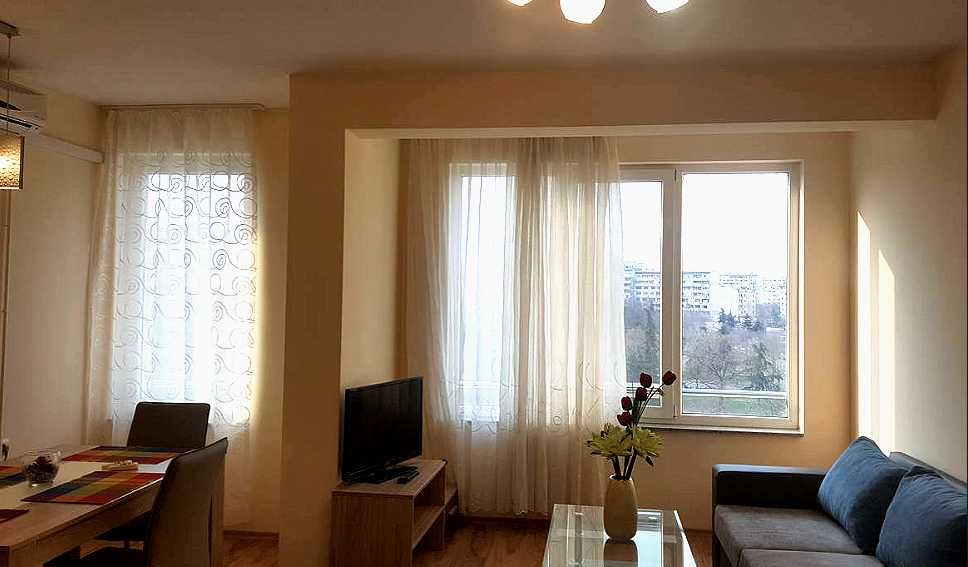 Дава се под наем Тристаен апартамент в Бургас, Изгрев - 80 кв.м за 165.75 € - Снимка #1