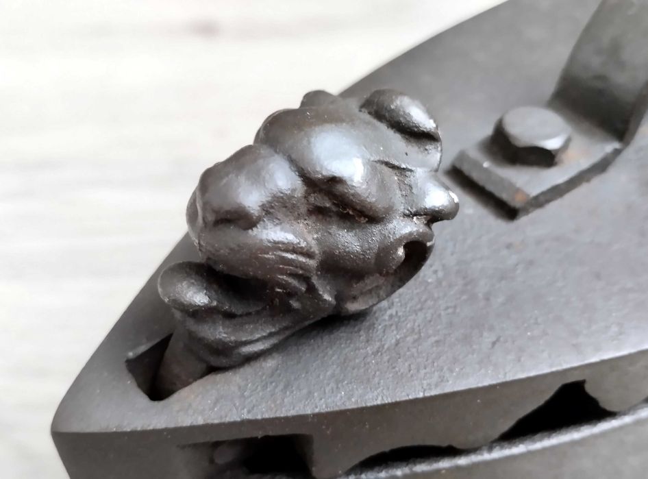 Fier de calcat vechi obiect de colectie sau decor