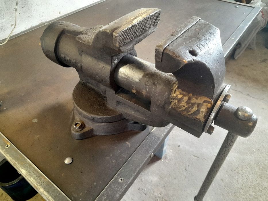 Продам тиски с текстолитовым столом