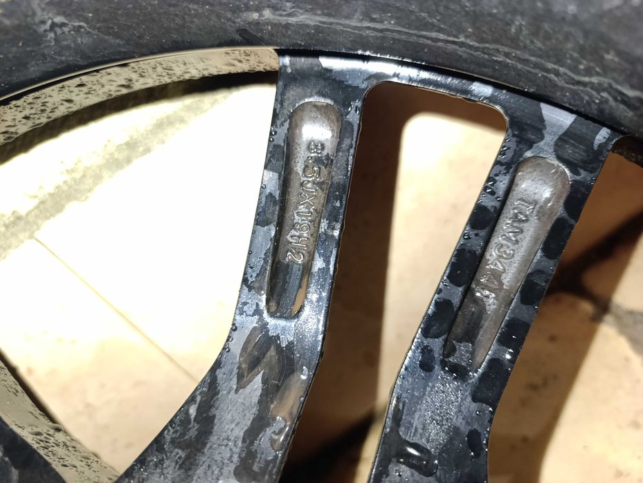 четири зимни джанти 19" инча и нови зимни гуми на 500км пробег.