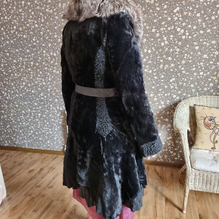 Продаю женское кожаное брэндовое пальто.пальто