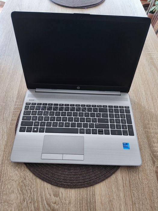 Vând laptop HP 250 G8 Notebook PC, ideal pentru muncă, școală, jocuri.