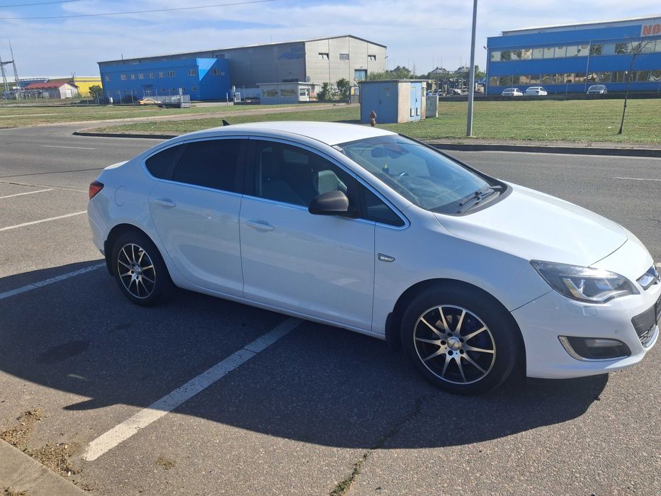 Opel astra sedan 2014
