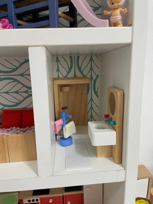 Casuta din lemn pentru papusi cu mobilier (LIDL) si figurine (FROZEN)