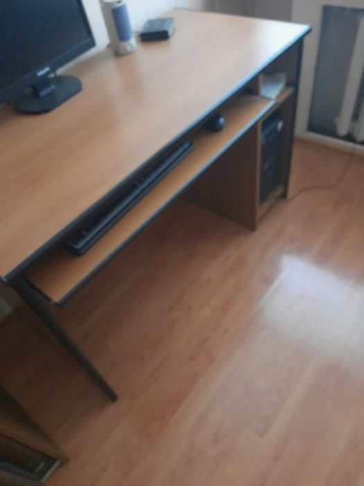 Продам столы разные