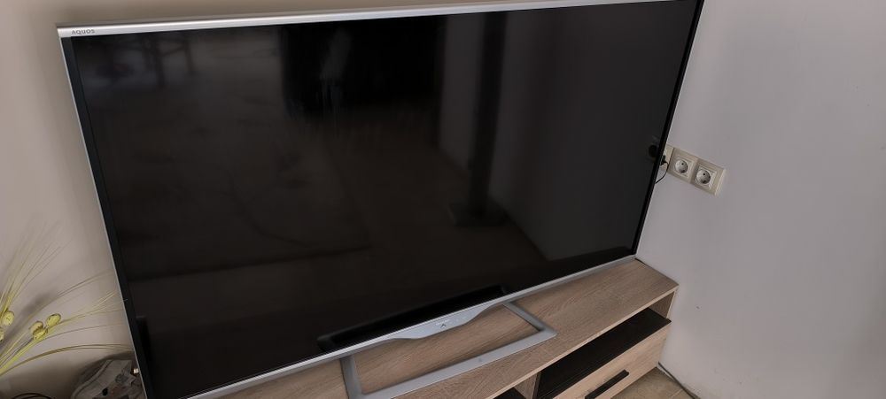 Продавам телевизор "Sharp LC- 60LE752E"за части.