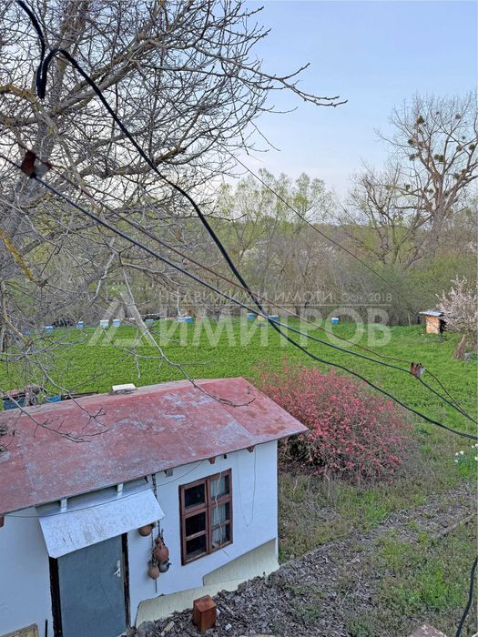 Продава вила на два етажа с дворно място 1,5 дка в с. Писарево, общ. Нови пазар, област Шумен
