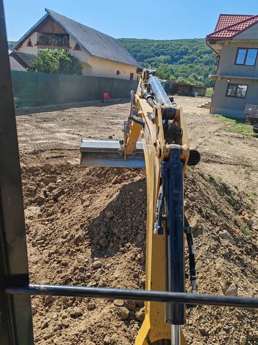 Inchiriez miniexcavator cu picon pentru diferite lucrari