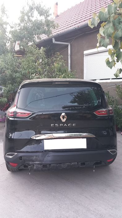 Vând Renault avariat