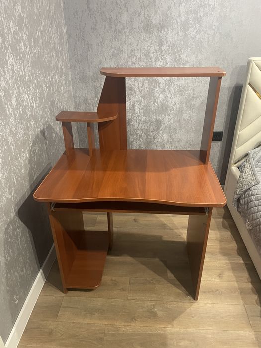 Продам компьютерный стол