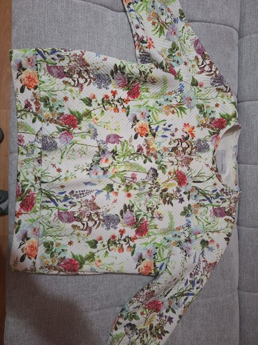 Яркая кофта от Gloria Jeans с рукавом 3/4.