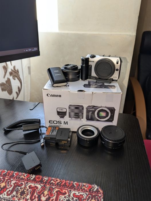 Kit Canon EOS M cu maner grip, 4 baterii 2 obiecte si altele