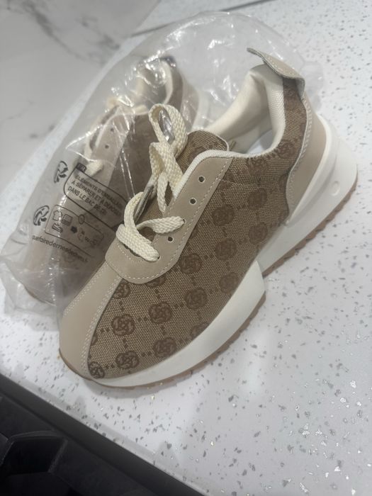 Продам кроссовки