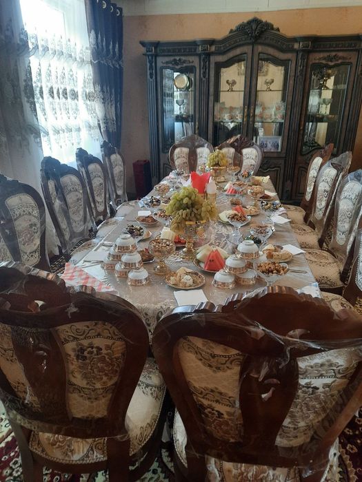 12-Kishilik Stol stul va 3ga bolinadigan idish tovoq(gorka)sifati zor