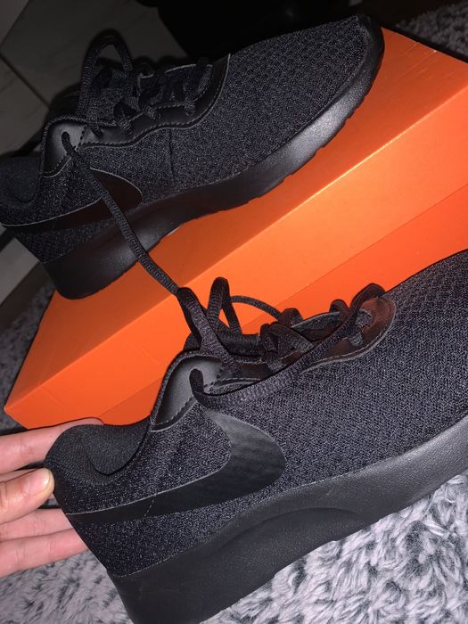 Vând papuci Nike marimea 42 pret 390 lei sunt noi