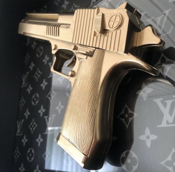 Tablou original Rob VanMore - Super Shiny Golden War on Louis Vuitton