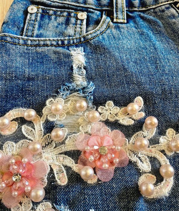Blugi scurti cu perle si broderie