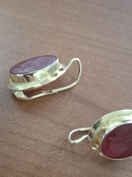 Cercei aur 18k, piatra carneol cu chip de soldat sculptat, 9g