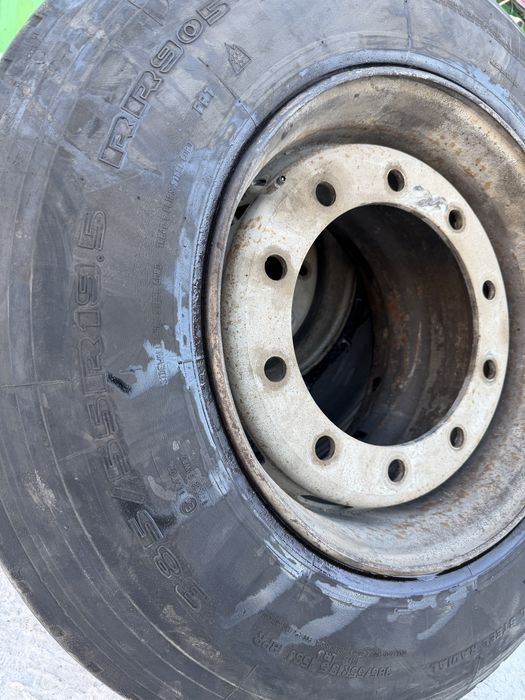 Продам грузовые шины 385-19.5