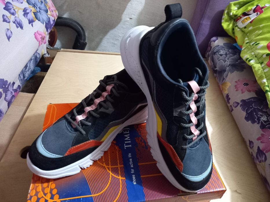 Кроссовки женские