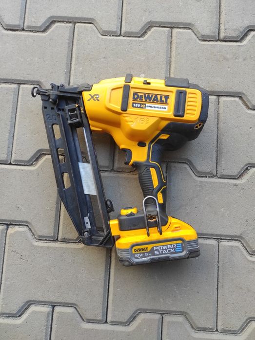 Pistol cuie lemn DEWALT DCN 660
