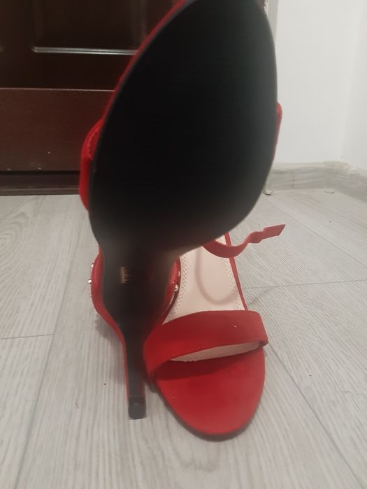 Sandale pe culoarea rosie