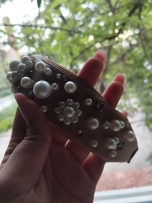 Bentiță lucrată manual cu mărgeluțe (handmade)