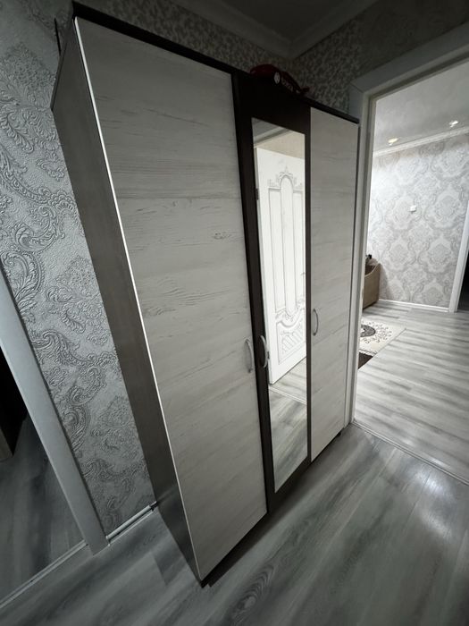 Шкаф с зеркалом коричнего цвета