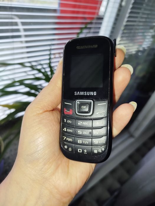 Телефон Samsung със зарядно.