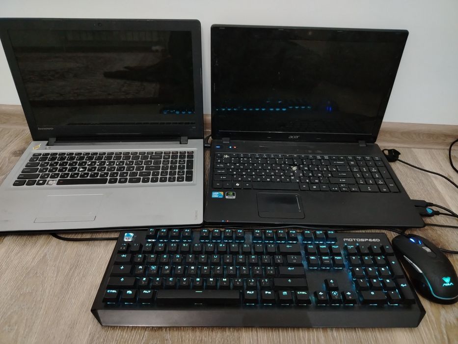 Два ноутбука и клавиатура мышка