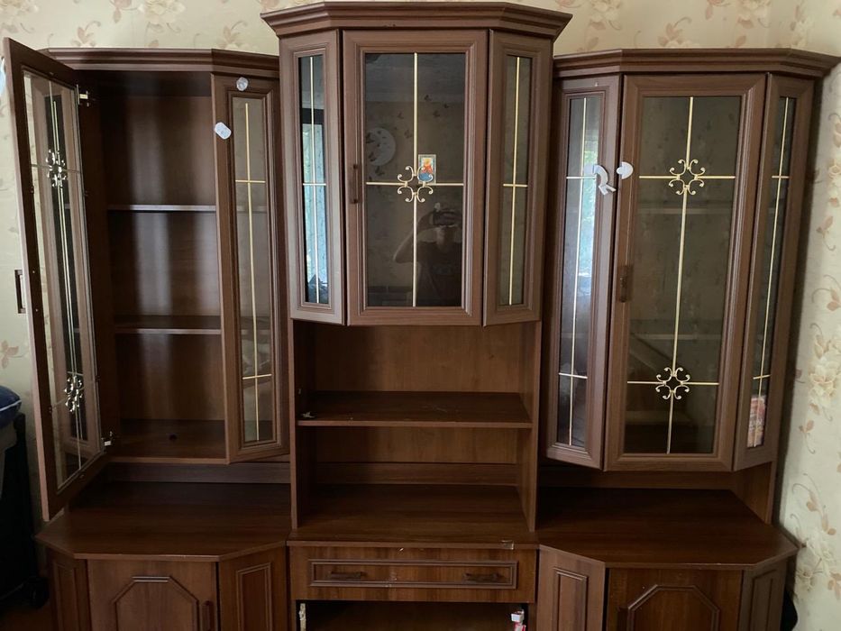 Шкаф стеклянный для дома