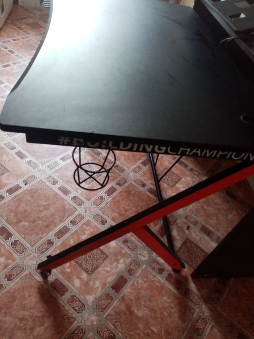 Компьютерный стол Trust dominus 711