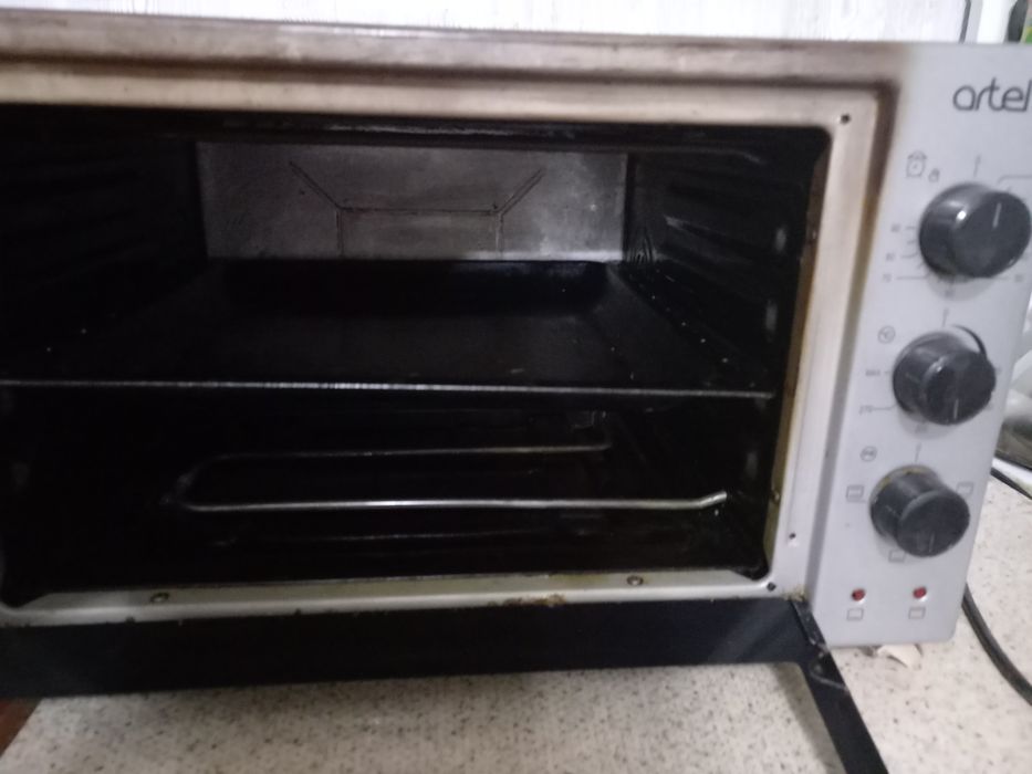 Продам духовку artel.