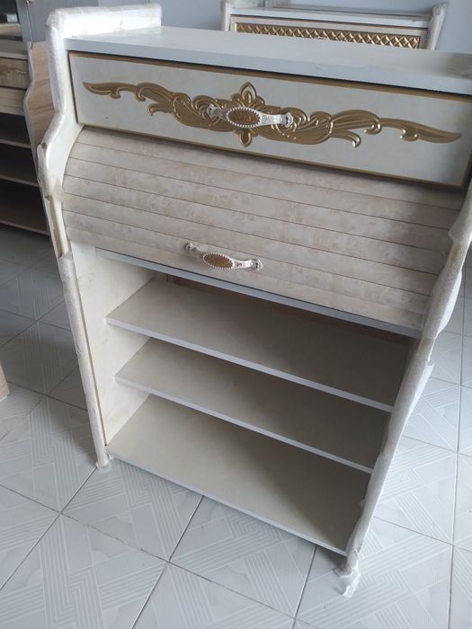 Oyoq kiyim qoyadigan sehdan ciqadi