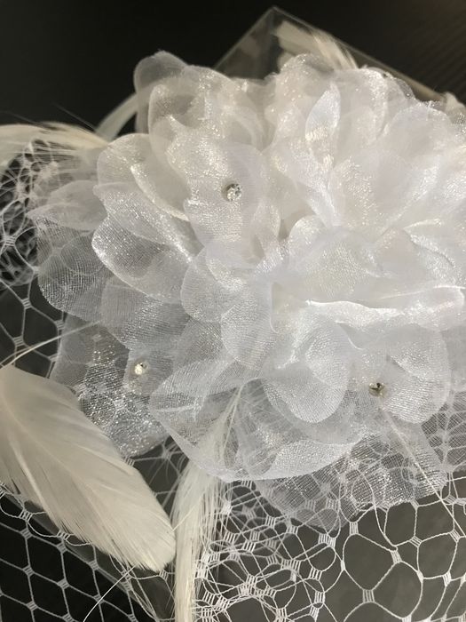 Voaleta mireasa, cu plasa alba sau ivoire