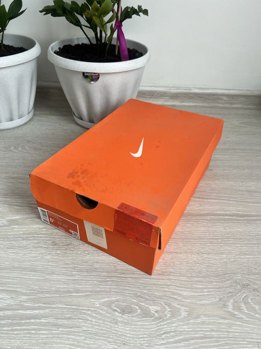 nike initiator metallic