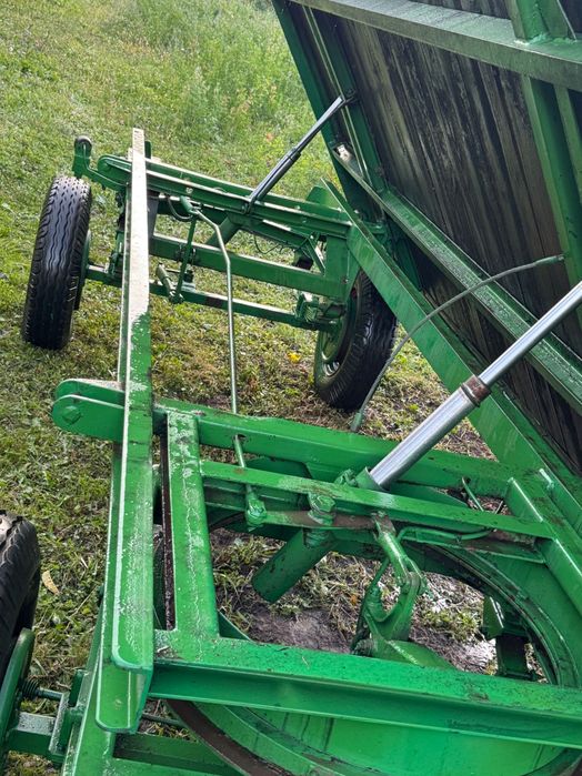 Vând două remorci agricole , ambele basculează undă ditre ele basculează stanga -dreapta
