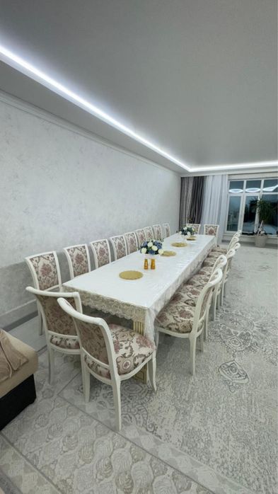 Большой стол со стульями