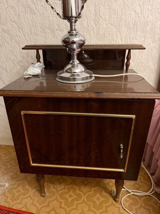 Класическо нощно шкафче венге с позлатени елементи 2 броя