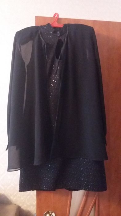 Чёрное платье с накидкой.