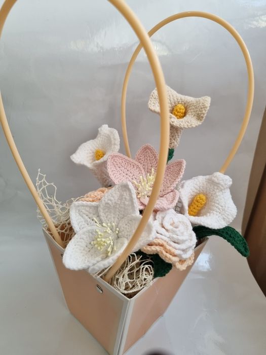 Плетени цветя на една кука