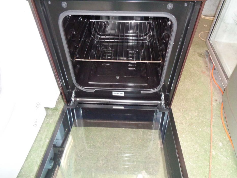 aragaz cu cuptor pe gaz  INDESIT ,SAMUS