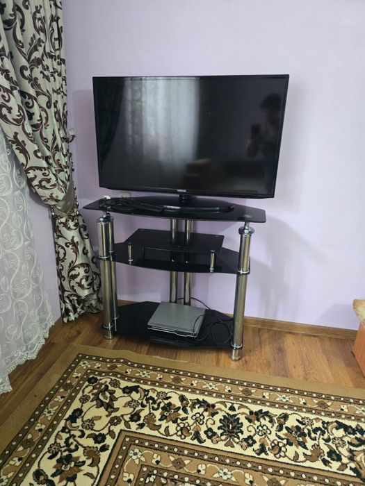 Продам телевизор, тумба, 2 роутера, в хорошем состоянии, есть торг.