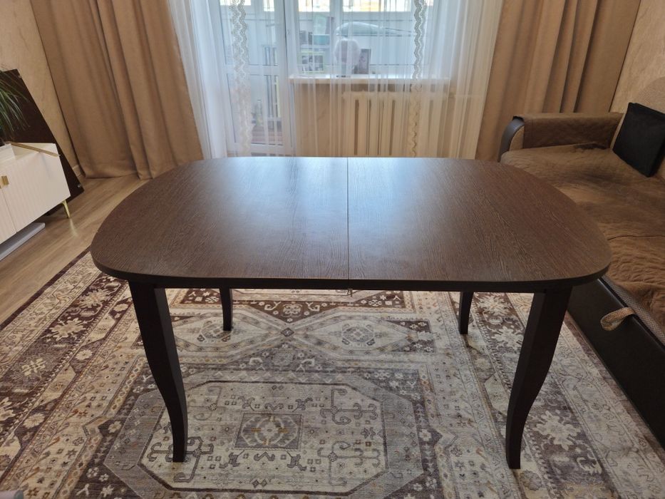 Продам стол обеденный