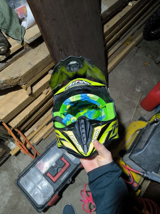 Каска Airoh twist M