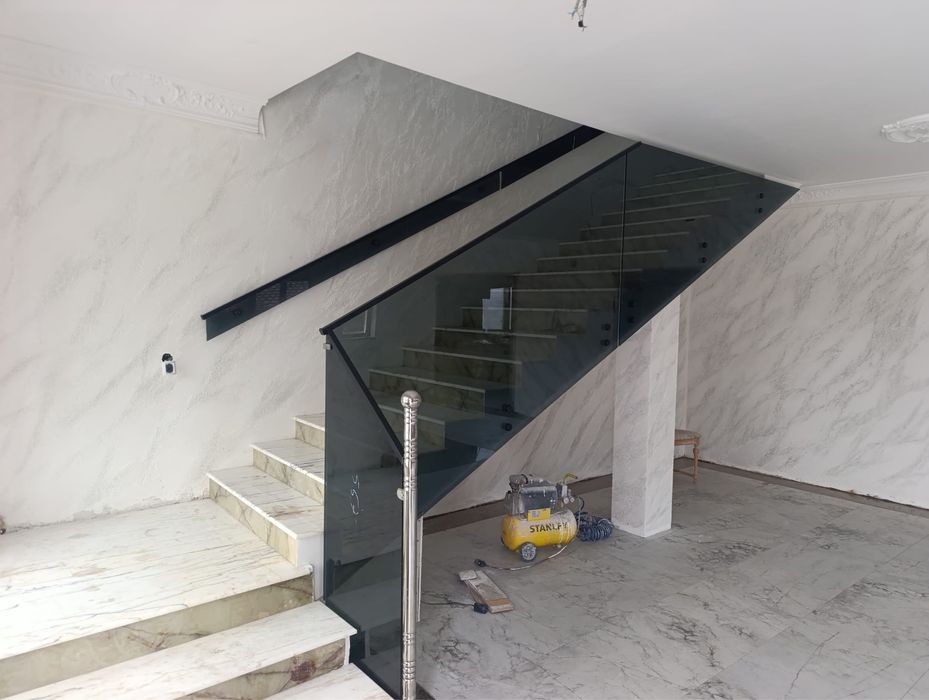 Balustrada din sticla securizata fixata in profil