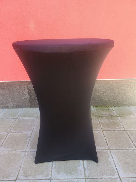 Коктейлни маси, разгъваеми маси и столчета под наем