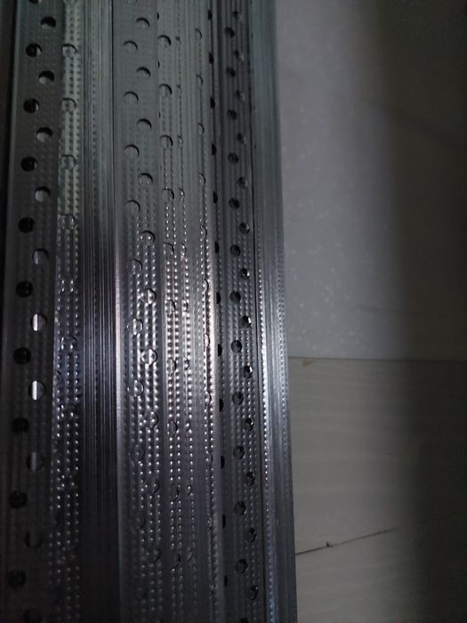 Перфорированный уголок 3м