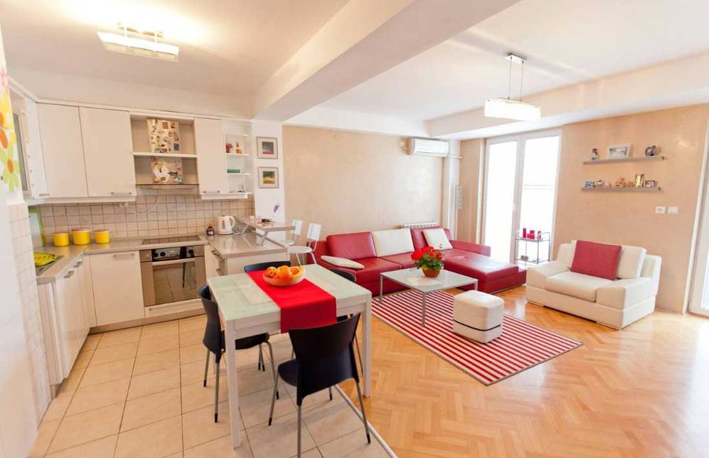 Дава се под наем Двустаен апартамент в Пловдив, Гагарин - 62 кв.м за 255 € - Снимка #2